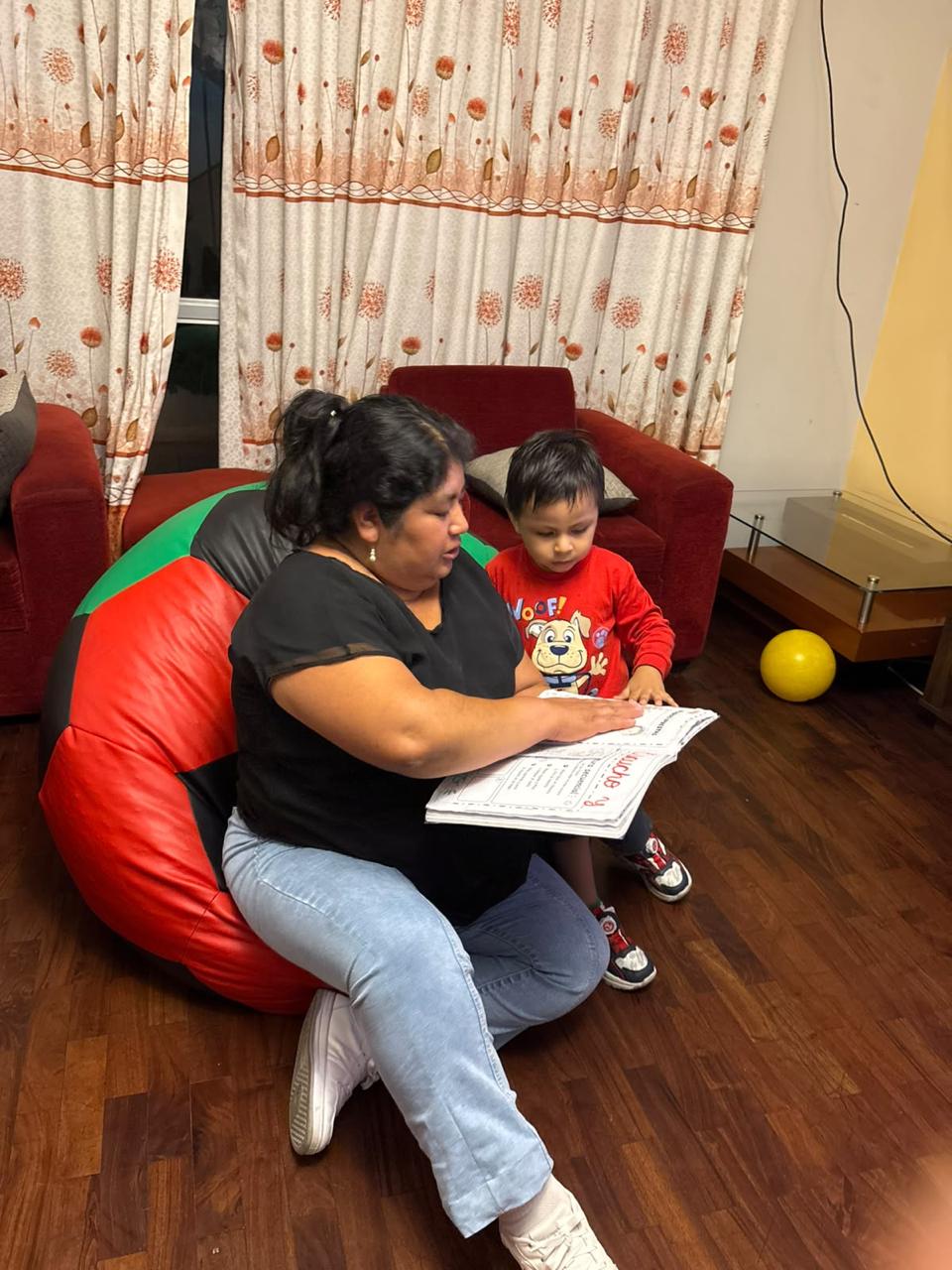 Niño descansando en puff Arsyl