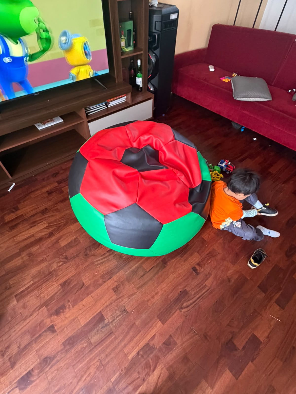 Puff decorativo Arsyl inspirado en balón de fútbol
